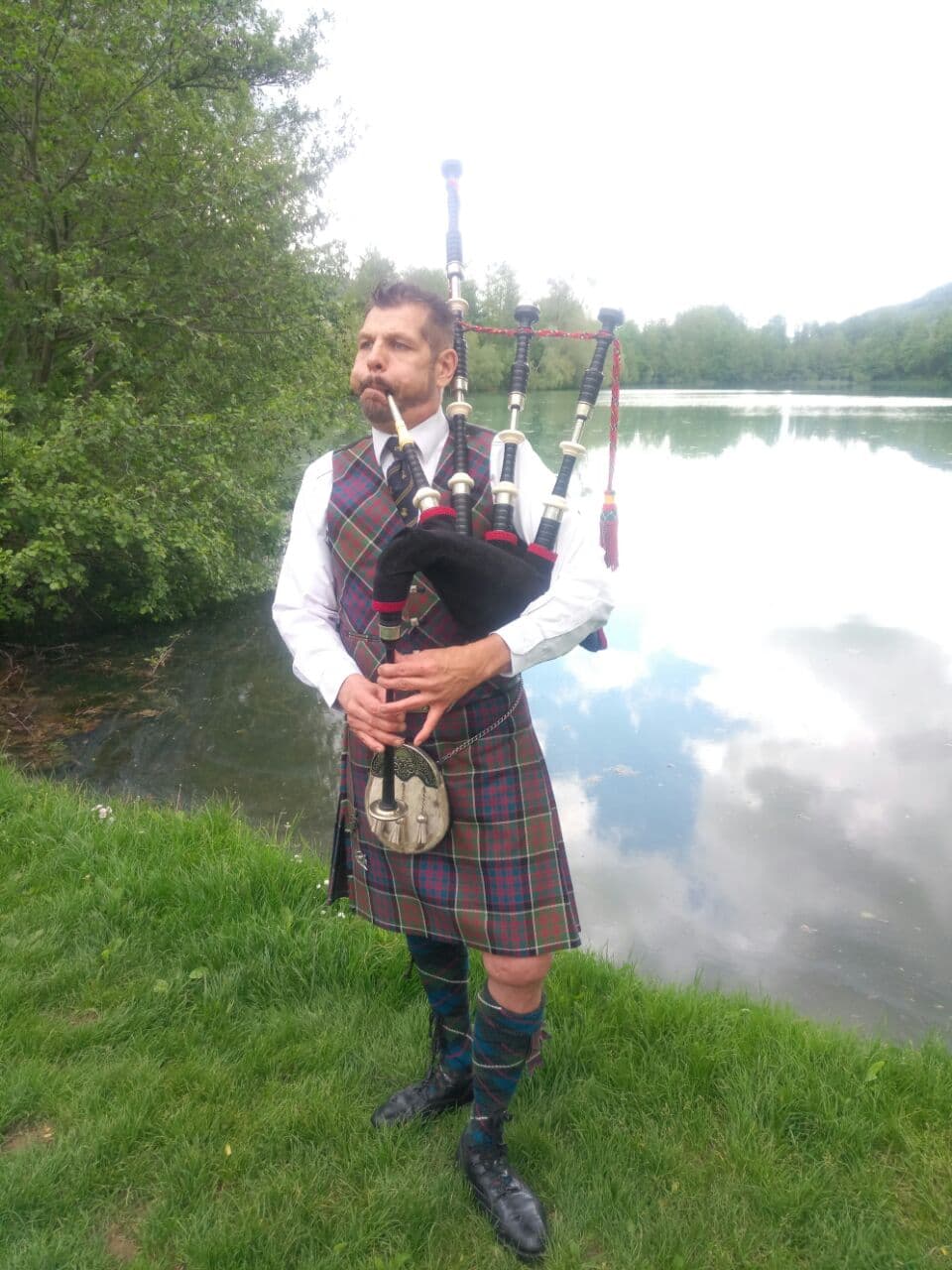 Thomas am See mit Dudelsack